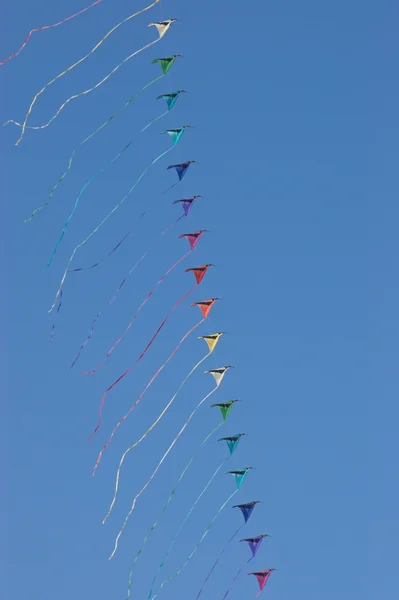 生动的蓝色天空的风筝 — 图库照片