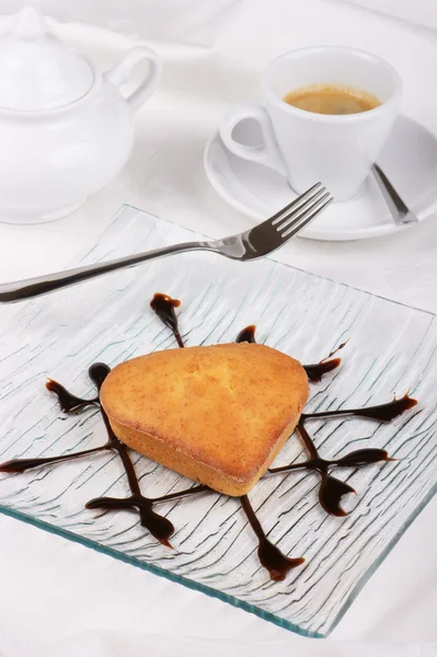 Small heart-shaped cake — Stock Photo, Image