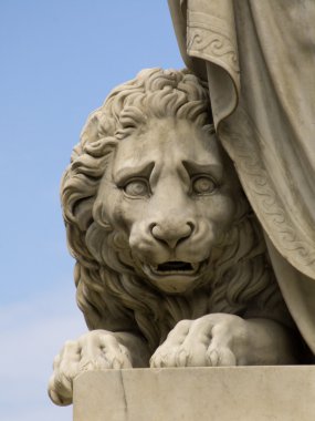 Mermer aslan heykeli