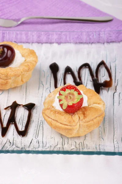 Fruit tarts with whipped cream — Stock Photo, Image