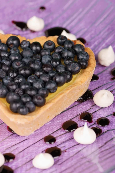 Heart-shaped tart with blueberry — Stock Photo, Image