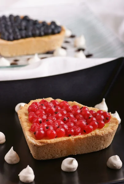 Hjärtformad tårta med röda vinbär — Stockfoto
