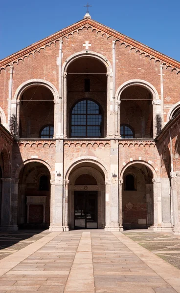 Basílica de San Ambrosio en Milán (Italia) ) — Foto de Stock