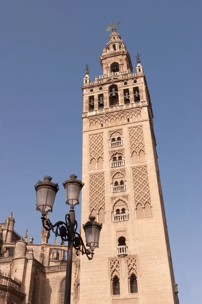 Giralda torony Sevillában — Stock Fotó