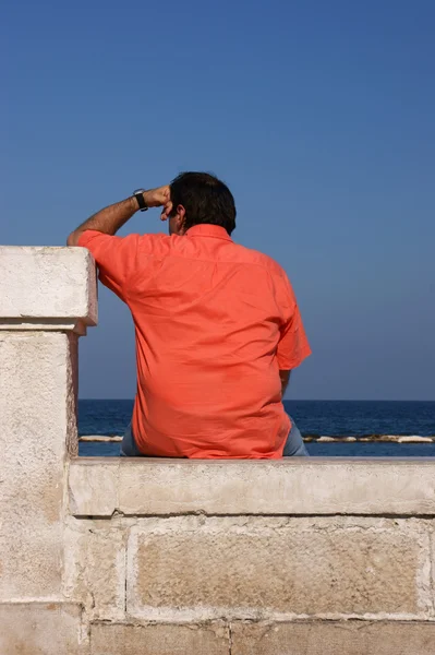 stock image Thoughtful man looking at the sea