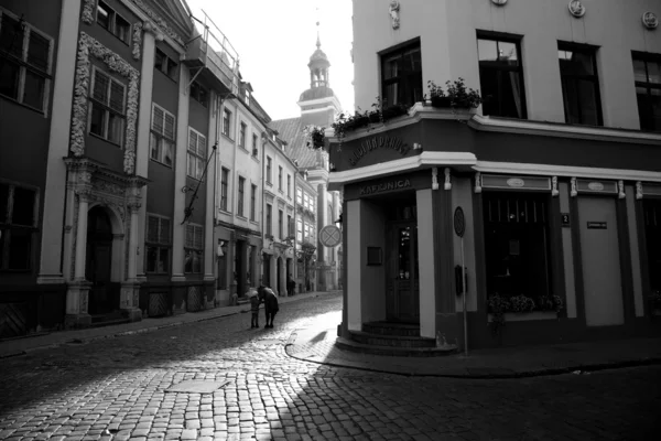 Mittelalterliche Straße in Riga lizenzfreie Stockbilder