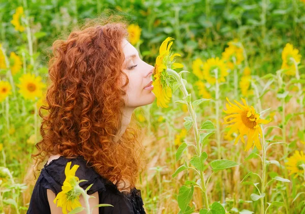The girl in sunflowers — Stock Photo, Image