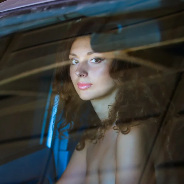Het meisje in de auto — Stockfoto
