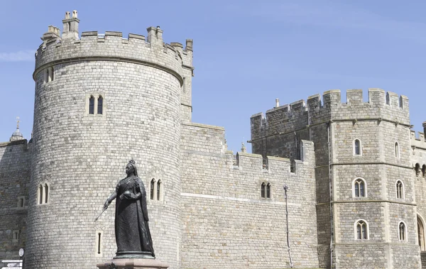 Windsor castle starue královny Viktorie — Stock fotografie