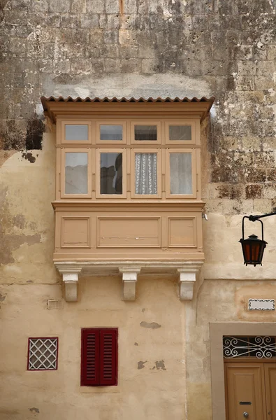 Balcones y ventanas en Malta, una antigua ciudad — Foto de Stock