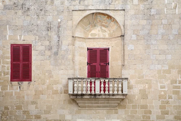 Balcones y ventanas en Malta, una antigua ciudad — Foto de Stock