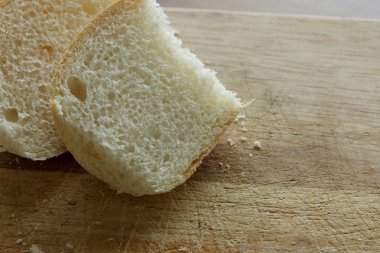 Fresh sliced bread on a wooden plate