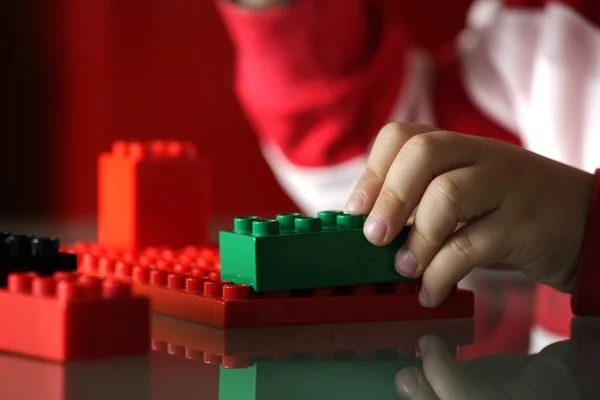 Niño jugando con bloques — Foto de Stock