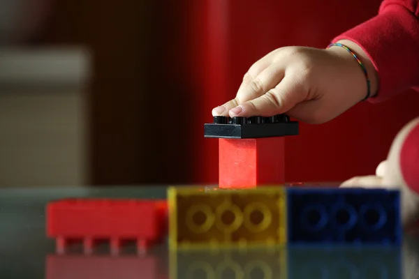 Child playing with blocks — Stockfoto