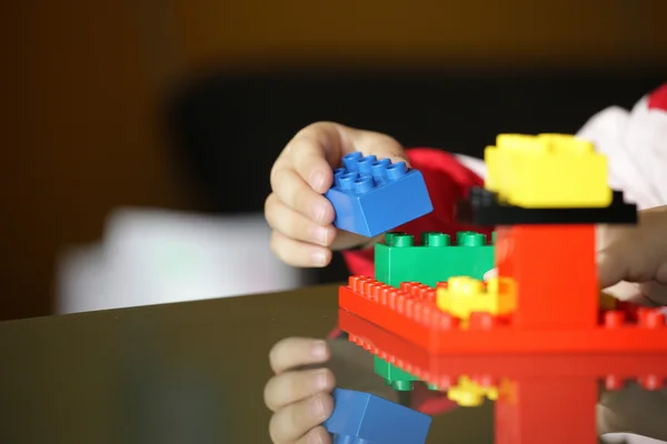 Niño jugando con bloques — Foto de Stock