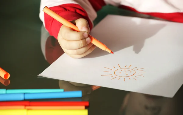 Kind zeichnet mit bunten Filzstiften eine Sonne aus nächster Nähe — Stockfoto