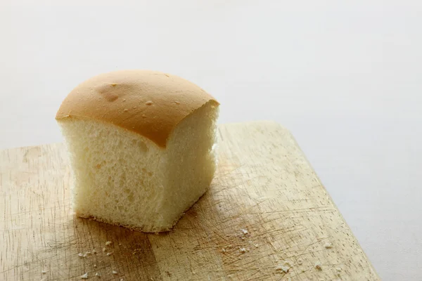 Čerstvý chléb na dřevěném podnose — Stock fotografie