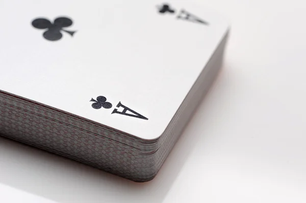 Zbliżenie karty do gry pokera na białym tle — Zdjęcie stockowe