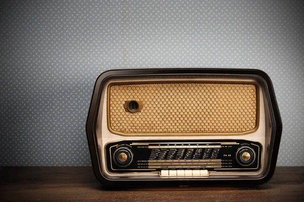 Антикварное радио на винтажном фоне — стоковое фото