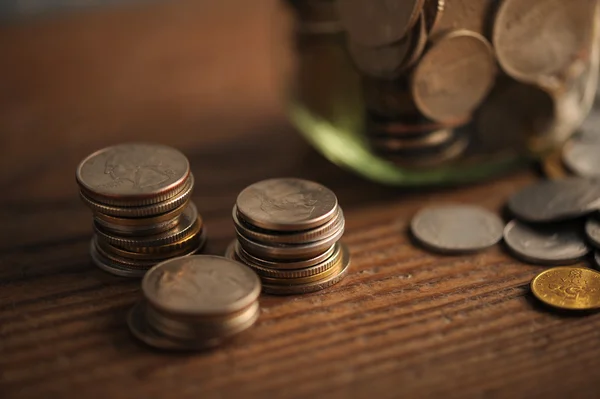 Monedas antiguas en la mesa de madera, dof poco profundo — Foto de Stock