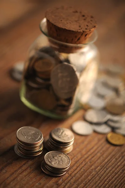 Monedas antiguas en la mesa de madera, dof poco profundo —  Fotos de Stock