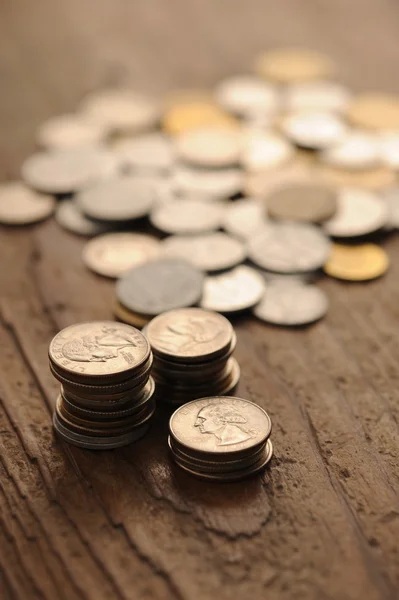 Monedas antiguas en la mesa de madera, dof poco profundo — Foto de Stock