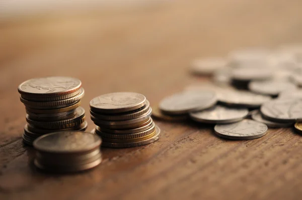 Staré mince na dřevěný stůl, mělké dof — Stock fotografie