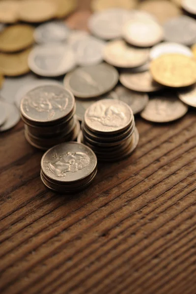 Oude munten op de houten tafel, ondiep dof — Stockfoto