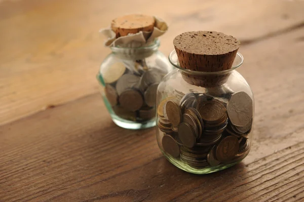 Monedas antiguas en la mesa de madera — Foto de Stock