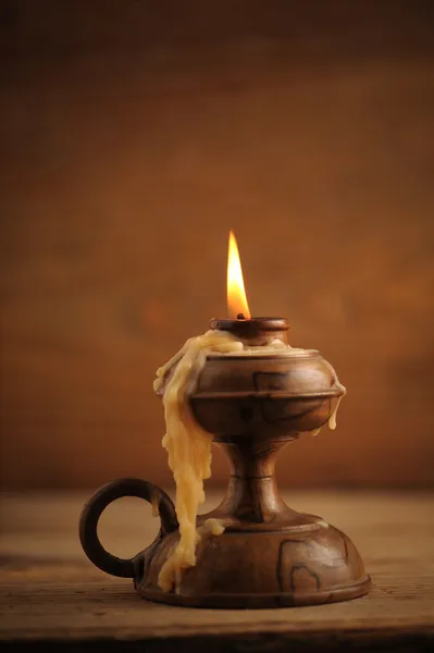 Παλιό κερί σε ξύλινο τραπέζι — Φωτογραφία Αρχείου