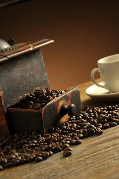 Moedor e xícara de café — Fotografia de Stock