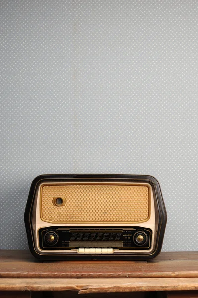 Αντίκες ραδιόφωνο σε vintage φόντο — Φωτογραφία Αρχείου
