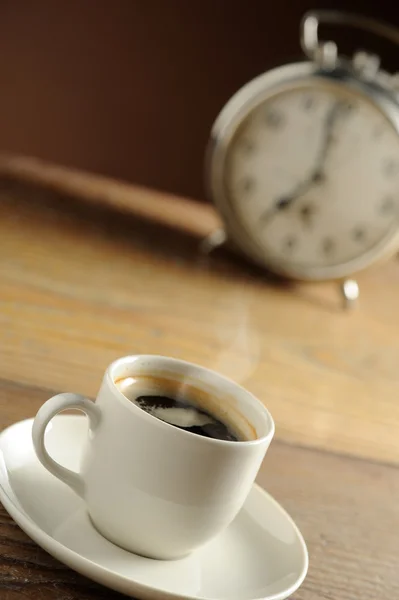 Budzik i filiżanka kawy — Zdjęcie stockowe