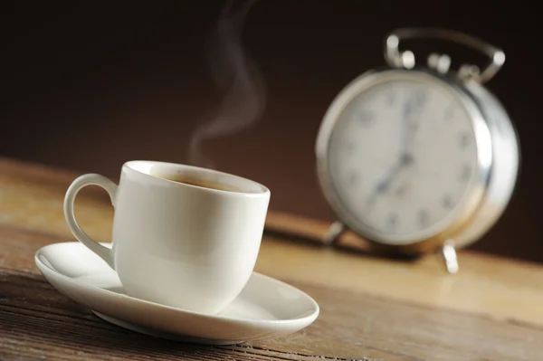 Relógio despertador e xícara de café — Fotografia de Stock