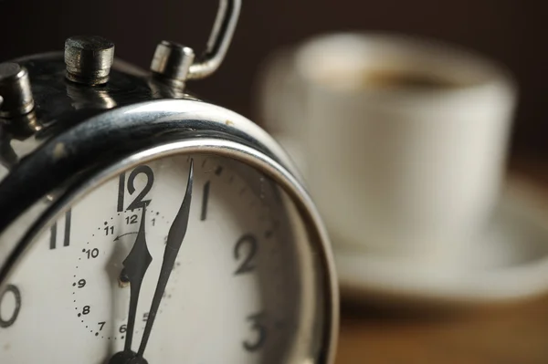 Ébresztőóra és csésze kávé — Stock Fotó