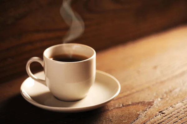 Kopje koffie op de houten tafel — Stockfoto