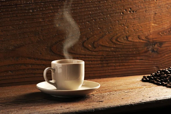 Secangkir kopi di atas meja kayu — Stok Foto