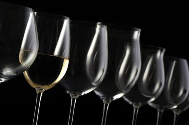 koyu arka plan üzerinde grup şarap gözlük