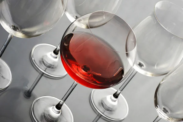 Rotweinglas auf Stahlhintergrund — Stockfoto