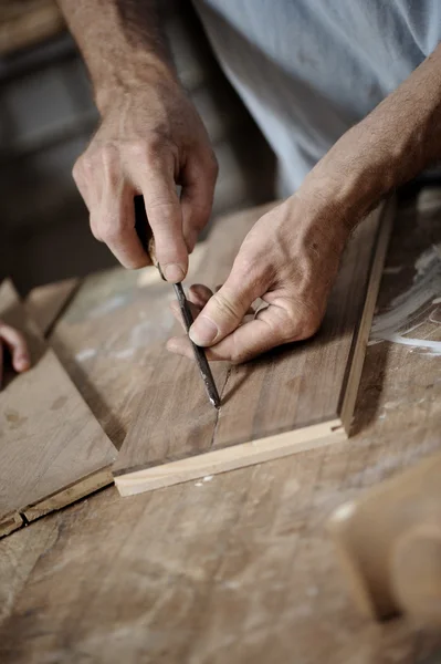 Mãos de homem com avião de carpinteiro em fundo de madeira — Fotografia de Stock