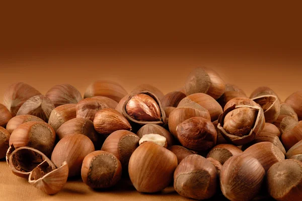 Орехи на коричневом фоне — стоковое фото
