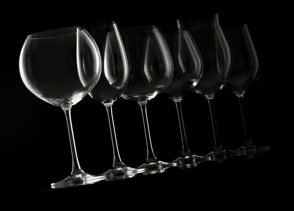 Бокал вина на черном фоне — стоковое фото