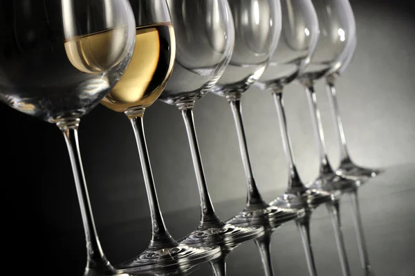 Grupo de copos de vinho no fundo escuro — Fotografia de Stock