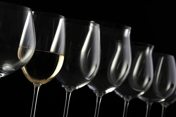 Група келихів для вина на темному фоні — стокове фото