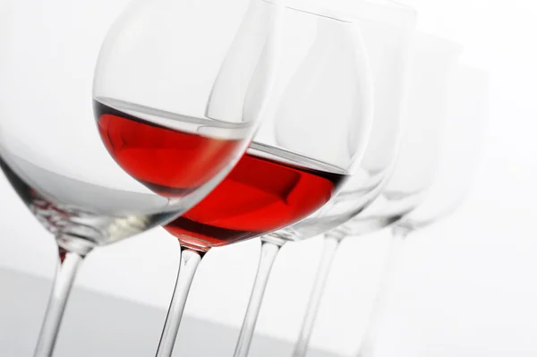 Rödvins glas på vit bakgrund — Stockfoto