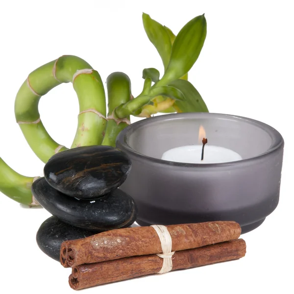 Kaarsen en cinnemon en bamboe voor spa — Stockfoto