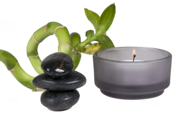Bambus-Hotstones und Kerze für den Wellnessbereich Stockbild