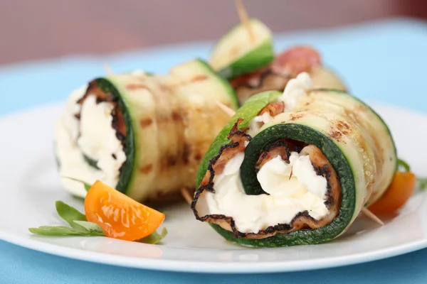 Zucchini rolls with pepper bacon and cheese — Stock Photo, Image