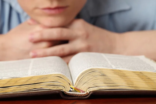 Czytanie Biblii — Zdjęcie stockowe