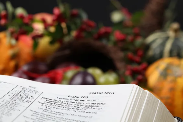 Thanksgiving skriften och ymnighetshorn — Stockfoto